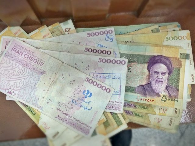 Iranische Landeswährung Rial ist nur im Land selbst erhältlich. Kredit- und EC Kartenzahlungen sind im Land nicht möglich.