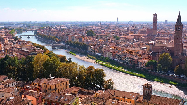 Planätive.net Stadtplan mit Sehenswürdigkeiten von Verona, Italien - Bild von mingchen J auf pixabay.com