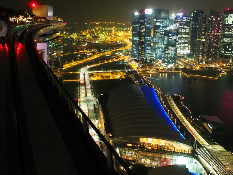 Blick von der Restaurant Terrasse des Ku-De-Ta auf dem Skydeck des Marina Bay Sands Hotels, Singapore (copyright: planätive)