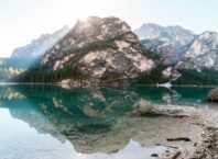 Unsplash.com @ Eberhart Grossgassteiger CCO Public Domain Der Pragser Wildsee beweist, wie schön die Natur in Südtirol sein kann. Im Winter friert er jedoch häufig zu. Für solche Fotomotive solltest Du also im Frühling oder Sommer anreisen.