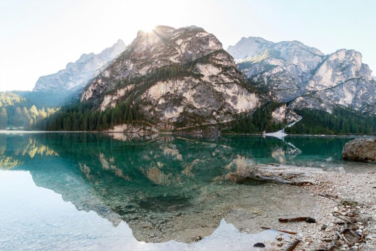 Unsplash.com @ Eberhart Grossgassteiger CCO Public Domain Der Pragser Wildsee beweist, wie schön die Natur in Südtirol sein kann. Im Winter friert er jedoch häufig zu. Für solche Fotomotive solltest Du also im Frühling oder Sommer anreisen.