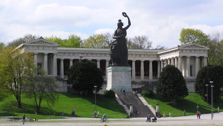 https://upload.wikimedia.org/wikipedia/commons/b/b9/Bavaria_2.jpg