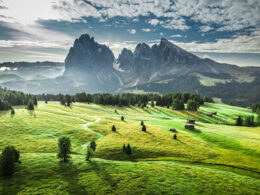 Die Seiser Alm ist einer der schönsten Orte zum Wandern in Norditalien. (Bild: shaiith/Adobe Stock)