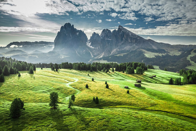 Die Seiser Alm ist einer der schönsten Orte zum Wandern in Norditalien. (Bild: shaiith/Adobe Stock)