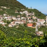 Venetien, bekannt für Prosecco, bietet spritzige Weine und zeichnet sich durch Weinvielfalt und Tradition aus. (Bild: wjarek/Adobe Stock)