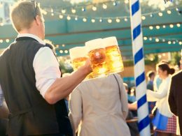 Mass Bier auf der Wiesn am Oktoberfest München