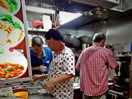 Hawker Centres in Singapore sind die authentische und schnelle Art, an günstige und tolle Küche zu kommen.