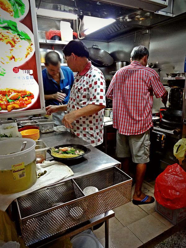 Hawker Centres in Singapore sind die authentische und schnelle Art, an günstige und tolle Küche zu kommen.