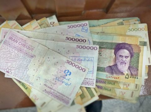 Iranische Landeswährung Rial ist nur im Land selbst erhältlich. Kredit- und EC Kartenzahlungen sind im Land nicht möglich.