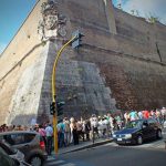 Stadtplan und Fast Track Tickets im Vatikan, Rom Lange Besucher Schlangen am Eingang zum Vatikanischen Museum