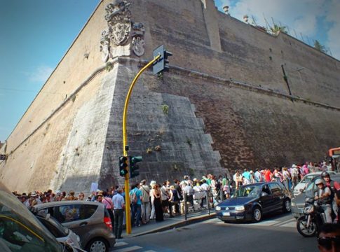 Lange Besucher Schlangen am Eingang zum Vatikanischen Museum