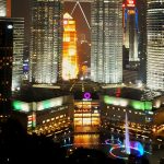 Petronas Towers in Kuala Lumpur Malaysia mit Leuchtbrunnen im KLCC Park