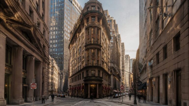 Beaver Building am 1 Wall Street Court in Manhattan, bekannt als Außenfassade des Continental Hotels aus John Wick