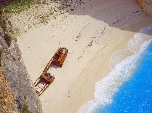 Hier liegt das Schiffswrack auf Zakynthos. Gratis Insel Landkarten zum Download gibts oben drauf.- Bild von KatarzynaTyl auf pixabay.com