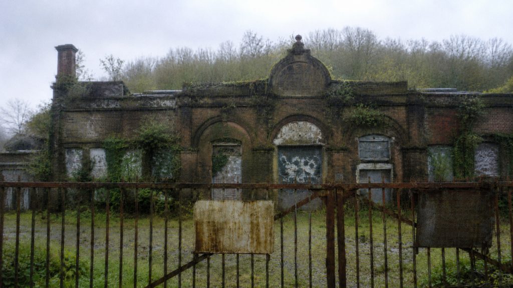 Abgesperrtes verlassenes Industriegebäude als verantwortungsvoll betrachteter Lost Place