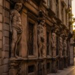 Historische Mailänder Altstadtgasse mit versteckten Fassadendetails und der Casa degli Omenoni