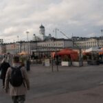 Blick auf Helsinki am Hafen mit Marktbereich und Dom im Hintergrund