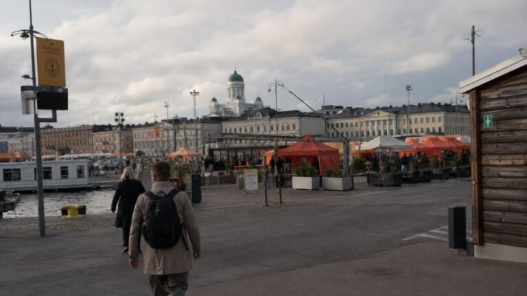 Blick auf Helsinki am Hafen mit Marktbereich und Dom im Hintergrund