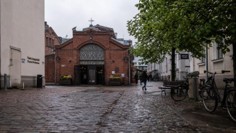Ruhige urbane Szene in Helsinki abseits der touristischen Standardroute