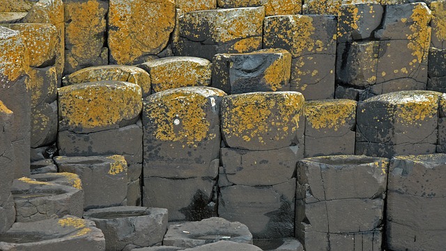 Giant’s Causeway ist absolut sehenswert. Die als Kronjuwel Irlands bekannten Felsen sind eine Touristenattraktion. - Pixabay © hbieser (CC0 Public Domain)