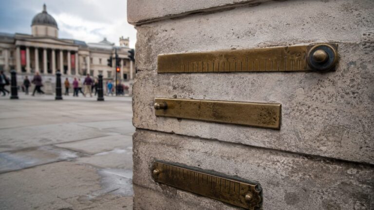 Historische Imperial Measures aus Messing am Trafalgar Square in London