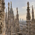 Mailänder Dom: 40 versteckte Geheimnisse Dachterrasse des Mailänder Doms mit gotischen Marmorspitzen, Skulpturen und Madonnina bei der Suche nach versteckten Geheimnissen und Kuriositäten