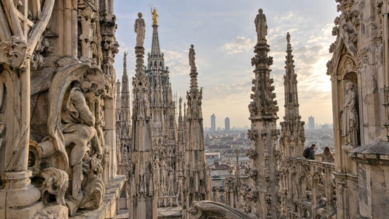 Dachterrasse des Mailänder Doms mit gotischen Marmorspitzen, Skulpturen und Madonnina bei der Suche nach versteckten Geheimnissen und Kuriositäten