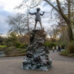 Peter Pan in London: Die echten Orte hinter der Geschichte Peter-Pan-Statue in den Kensington Gardens in London nahe dem Wasser