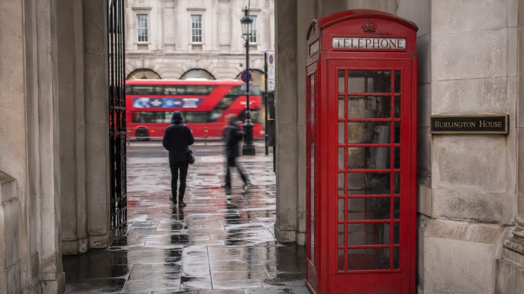 Die originale K2-Telefonzelle versteckt sich unscheinbar mitten in London