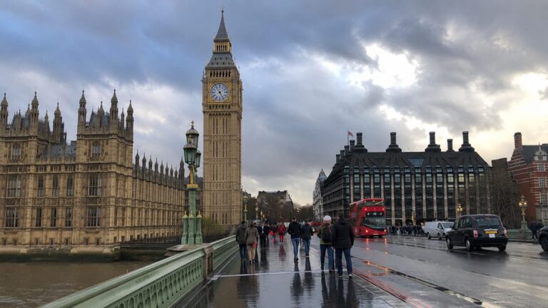 Elizabeth Tower mit Big Ben am Palace of Westminster in London